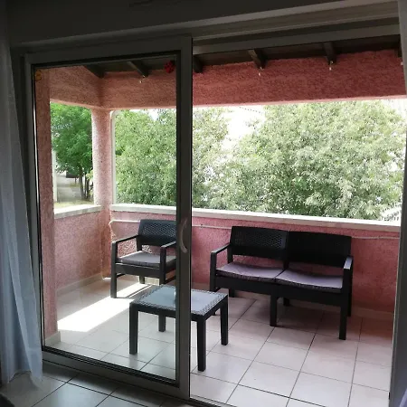Superbe De 90m2 A Super Equipe Avec Garage Et Grand Parking Privatif Apartment Uzes