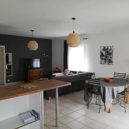 Superbe De 90m2 A Super Equipe Avec Garage Et Grand Parking Privatif Apartment